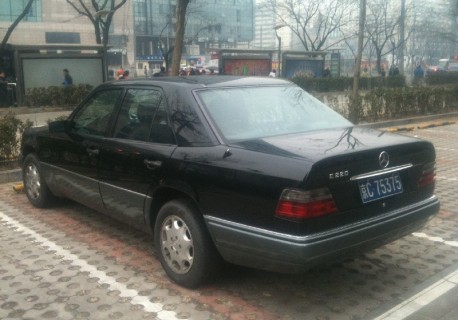 Spotted in China: W124 Mercedes-Benz E220 in Black