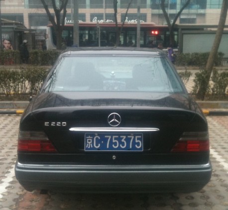 Spotted in China: W124 Mercedes-Benz E220 in Black