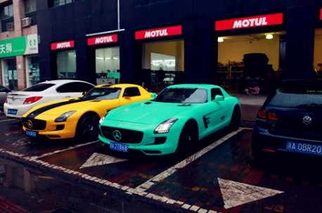 Mercedes-Benz SLS in yellow or green in China