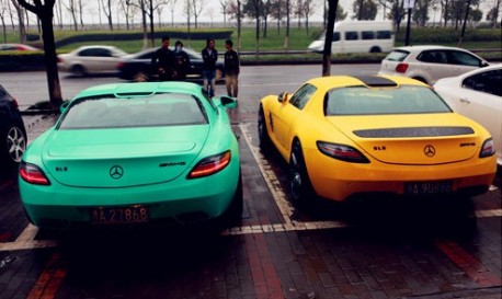 Mercedes-Benz SLS in yellow or green in China