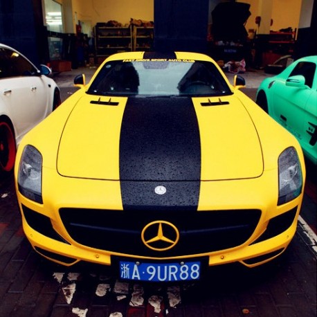 Mercedes-Benz SLS in yellow or green in China