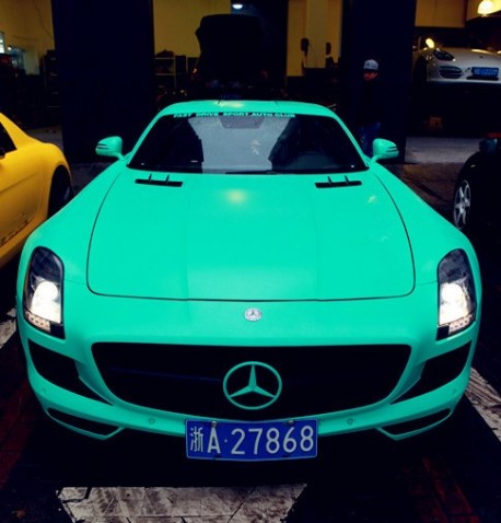 Mercedes-Benz SLS in yellow or green in China