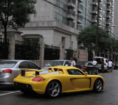 Porsche Carrera GT is Yellow in China
