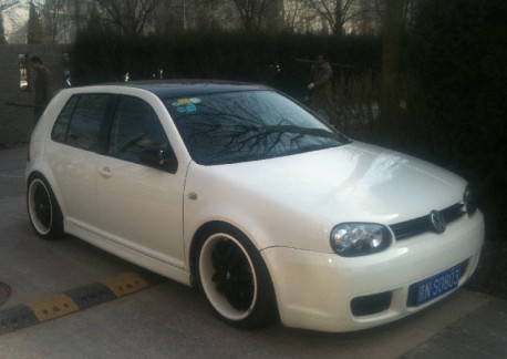 Volkswagen Golf is a white lowrider in China