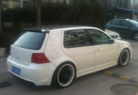 Volkswagen Golf is a white lowrider in China