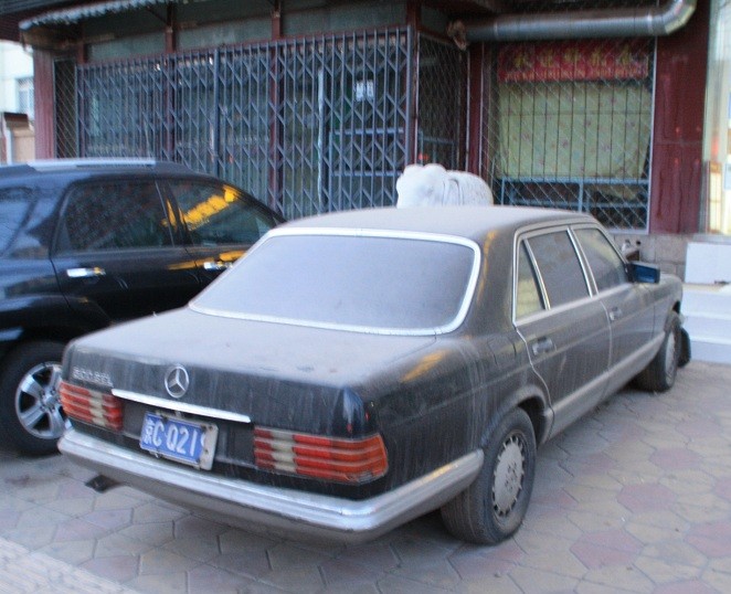 Spotted in China: abandoned W126 Mercedes-Benz 500 SEL
