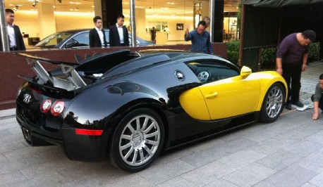 Bugatti Veyron is Yellow in China
