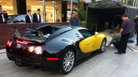 Bugatti Veyron is Yellow in China