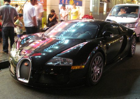 Buggati Veyron is Black in a Shanghai Night