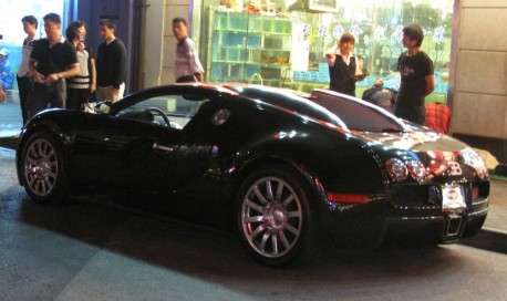 Buggati Veyron is Black in a Shanghai Night