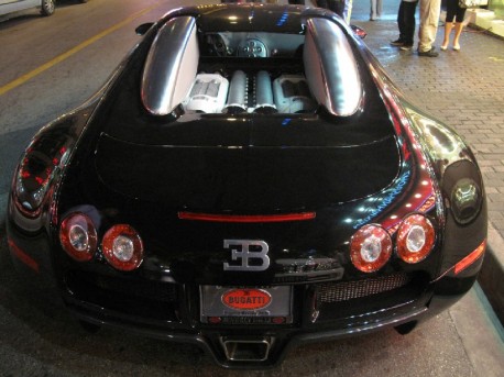 Buggati Veyron is Black in a Shanghai Night