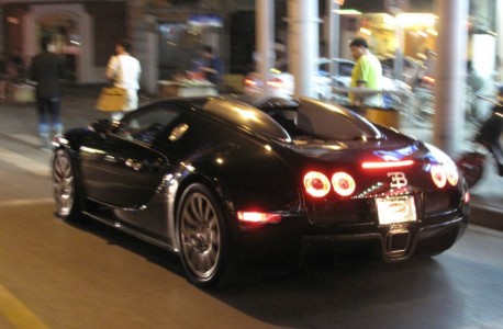 Buggati Veyron is Black in a Shanghai Night