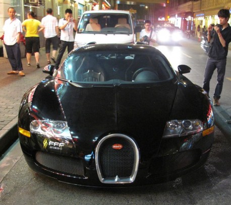 Buggati Veyron is Black in a Shanghai Night