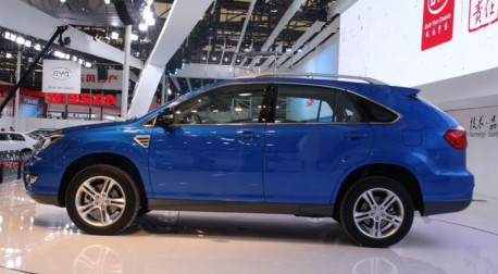 BYD S7 SUV debuts at the Shanghai Auto Show