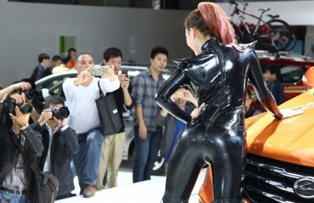 china-catwoman-shanghai-auto-4