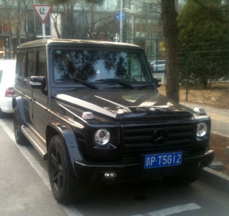 Mercedes-Benz G55 AMG is black with a tiny Bit of Pink in China