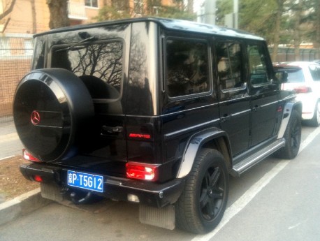 Mercedes-Benz G55 AMG is black with a tiny Bit of Pink in China