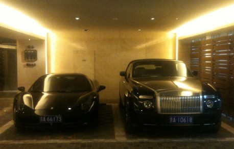 Ferrari 458 Italia & Rolls Royce Phantom Drophead Coupe are Black Together in China