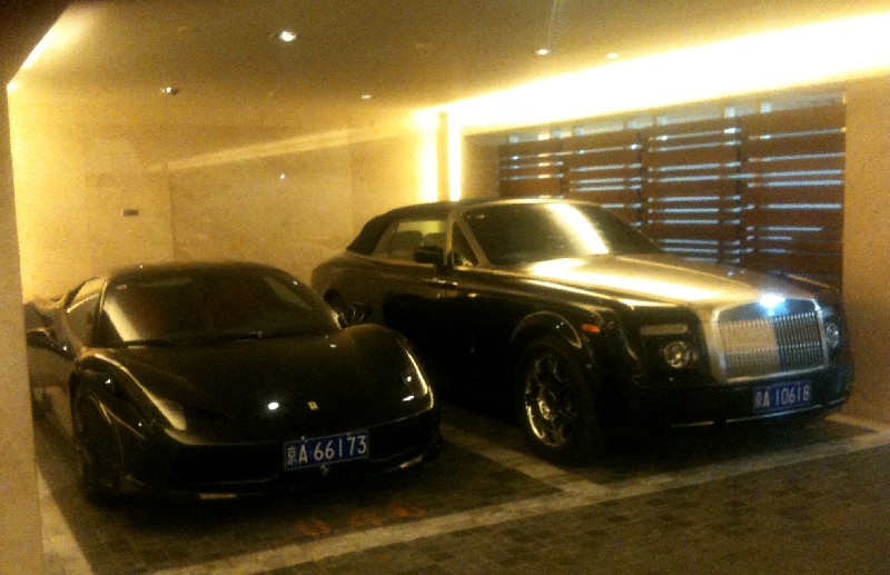 Ferrari 458 Italia & Rolls Royce Phantom Drophead Coupe are Black Together in China