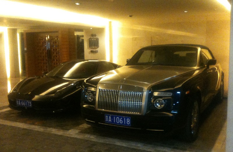 Ferrari 458 Italia & Rolls Royce Phantom Drophead Coupe are Black Together in China