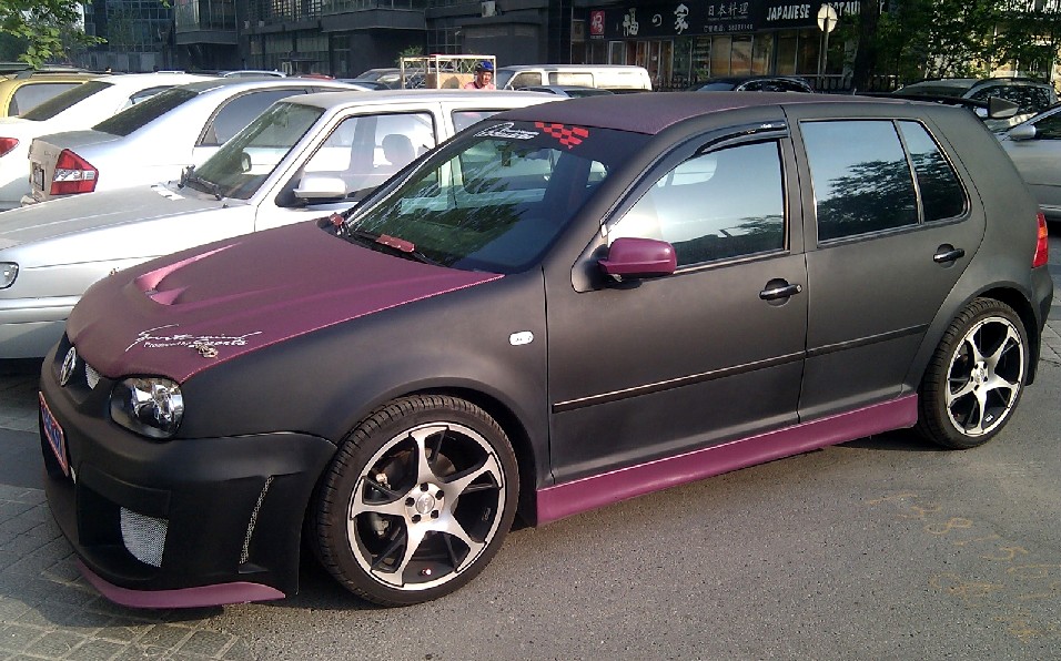 Volkswagen Golf is matte black & matte purple in China