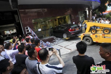 bmw-crash-woman-china-2