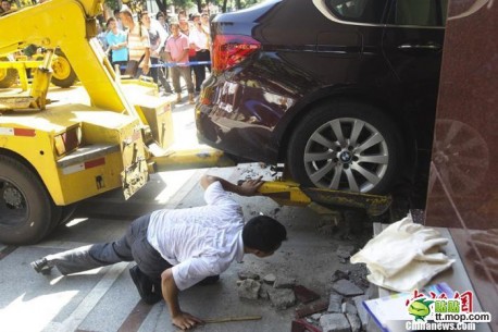 bmw-crash-woman-china-3