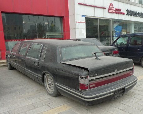 lincoln-towncar-china-stretched-2
