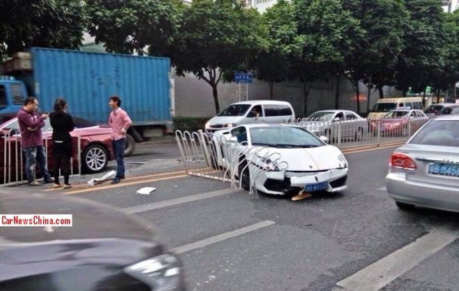 Lamborghini Gallardo crashes in China