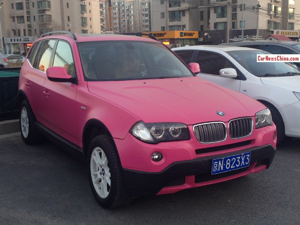 Volkswagen Golf GTI is pink & black and has a License in China