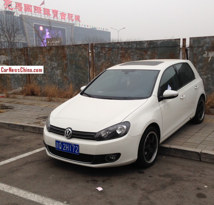 Volkswagen Golf is matte orange in China