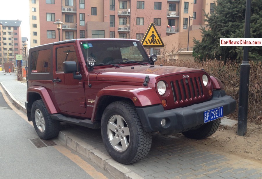 Jeep Wrangler parks like a Professional A*hole in Beijing