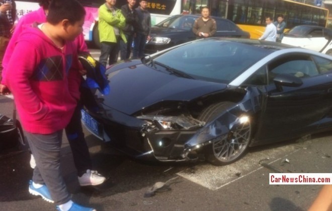 Two tone Lamborghini Gallardo crashes in China