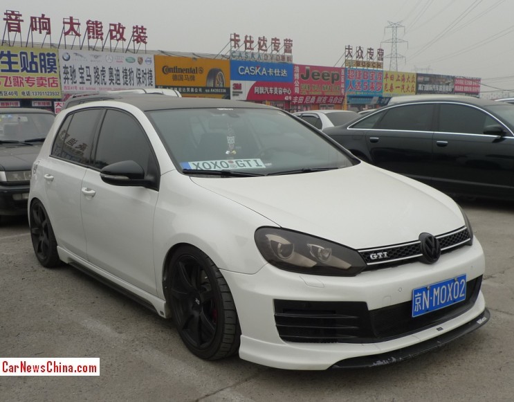 Volkswagen Golf GTI is pink & black and has a License in China