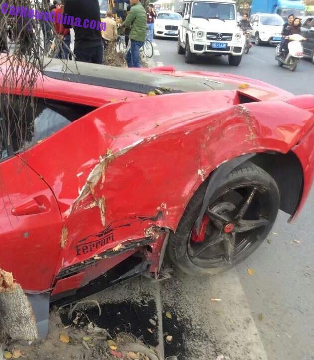 ferrari-458-crash-china-tree-3