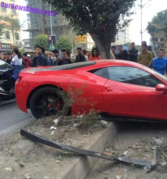 ferrari-458-crash-china-tree-4