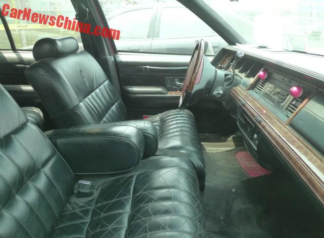 lincoln-town-car-red-china-3a