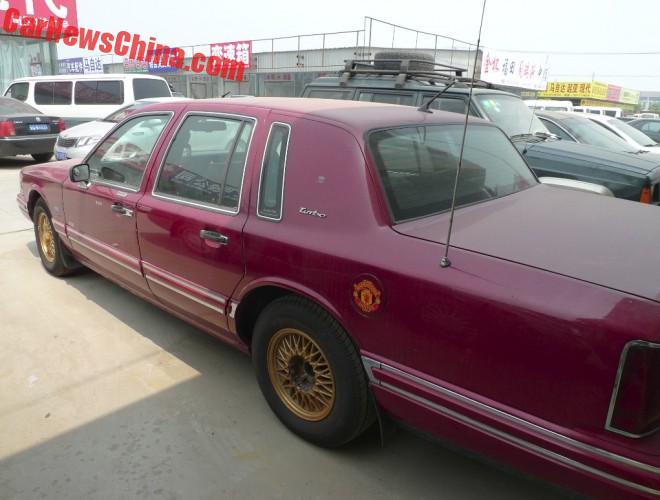 lincoln-town-car-red-china-6