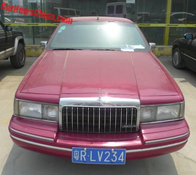 lincoln-town-car-red-china-7