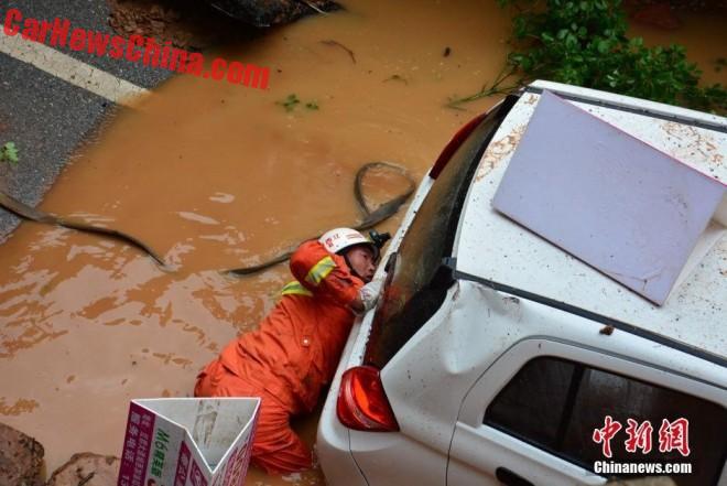 china-sinkhole-4-cars-3