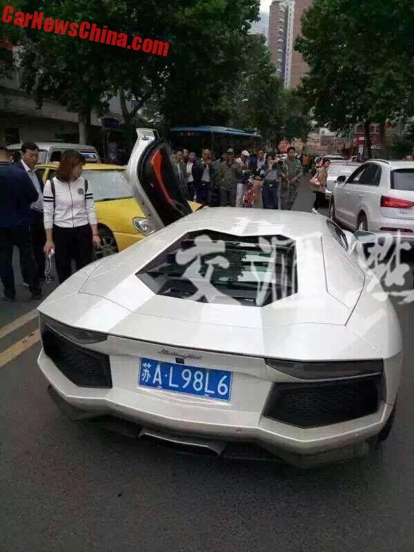 Taxi Hits Lamborghini Aventador In China