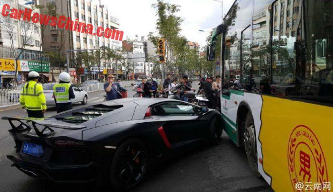 aventador-crash-bus-3