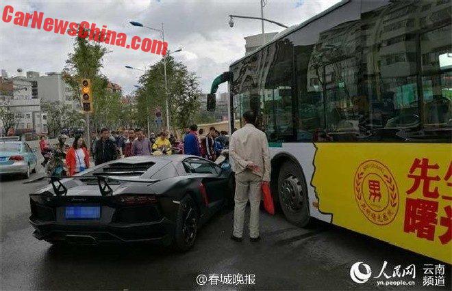 aventador-crash-bus-3a