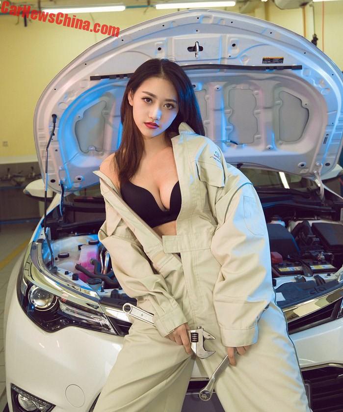 Pretty Chinese Car Girl Fixes A Toyota