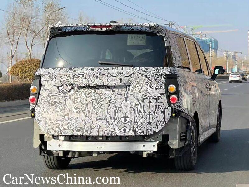 Hongqi new MPV real road spy shots