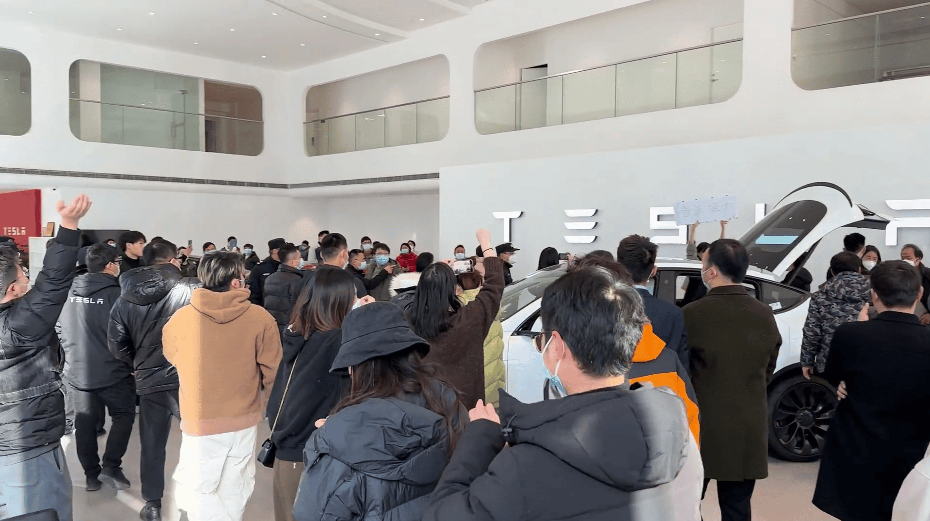 Angry Tesla customers vandalized Tesla store in Chengdu, China, after  learning about price cuts