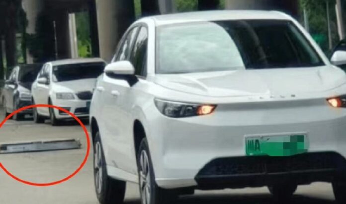 Chinese EV dropped the whole battery pack while driving [Video]