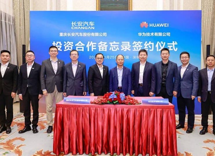 Huawei and Changan representatives signed the contract