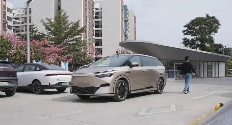 Xpeng X9 showcases autonomous driving capabilities in China [Video]