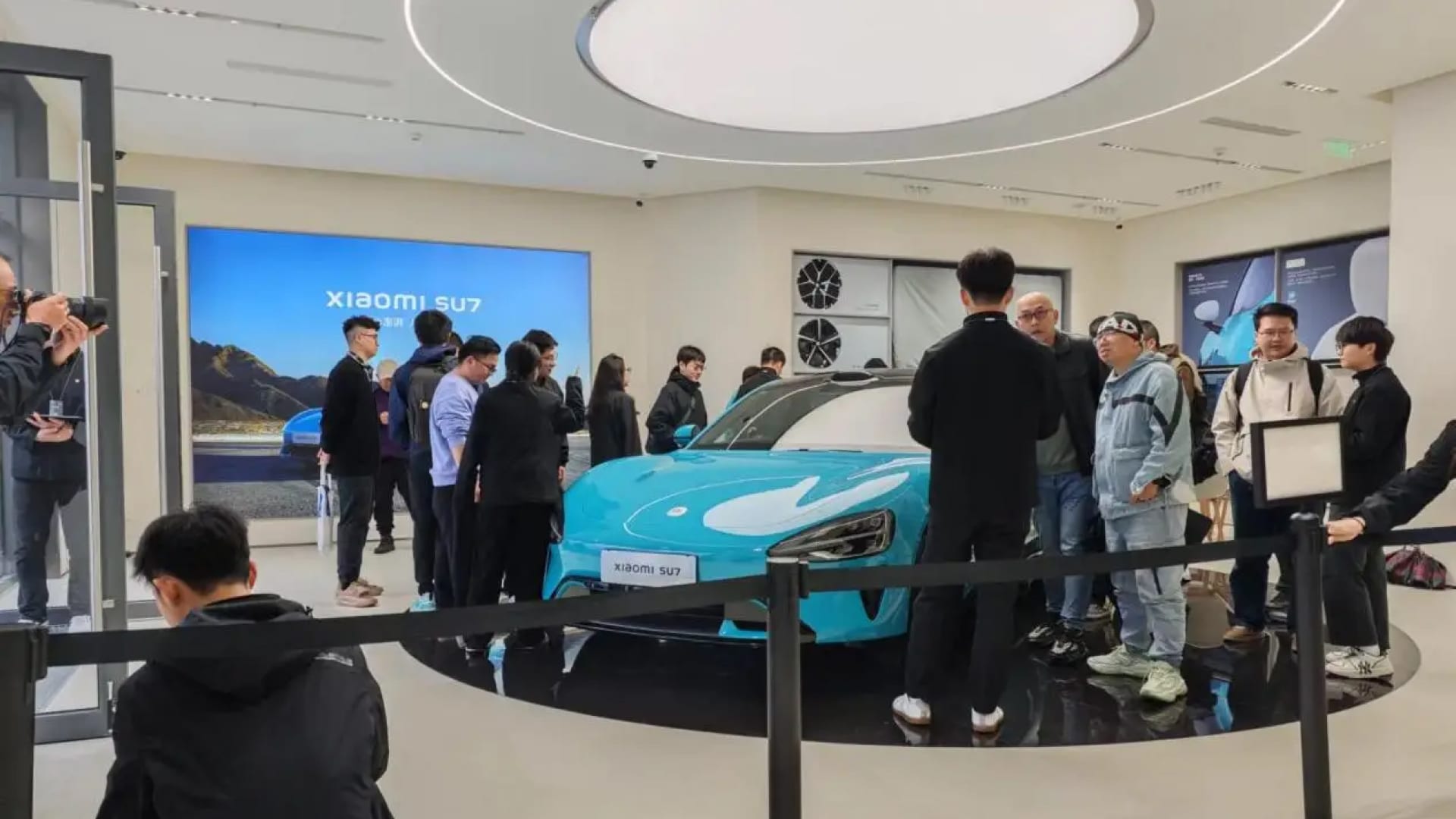 Xiaomi SU7: customers line up for test drives until 3 am